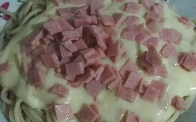 Macarrão com presunto e molho branco