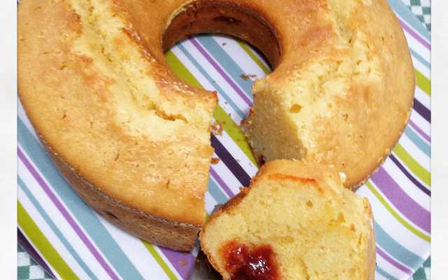 Bolo de fubá com goiabada fácil