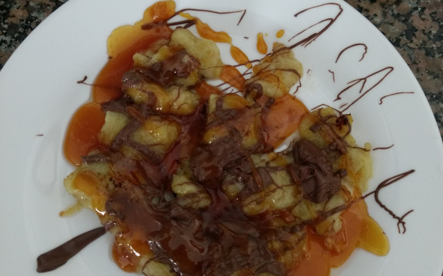 Banana com chocolate e caramelo