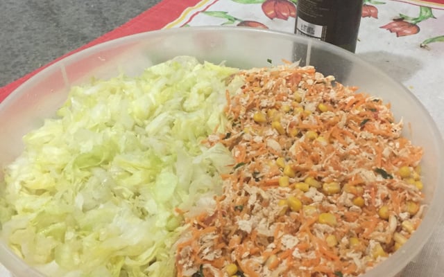 Salada de frango desfiado com cenoura