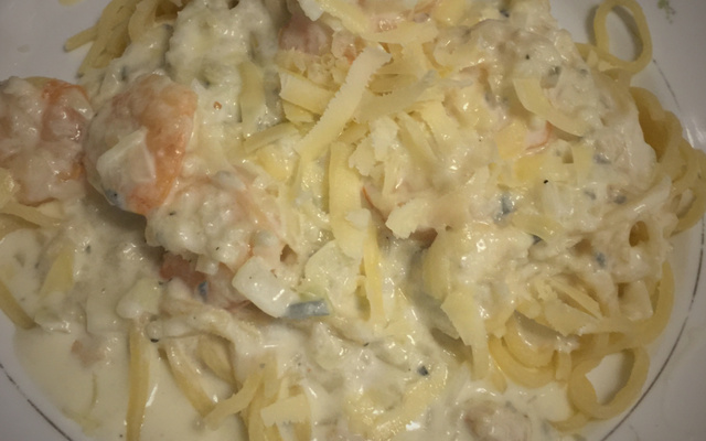 Spaguetti com camarão aos quatro queijos do chef