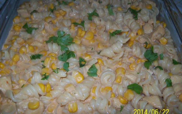 Macarrão com estrogonofe de frango rápido e fácil