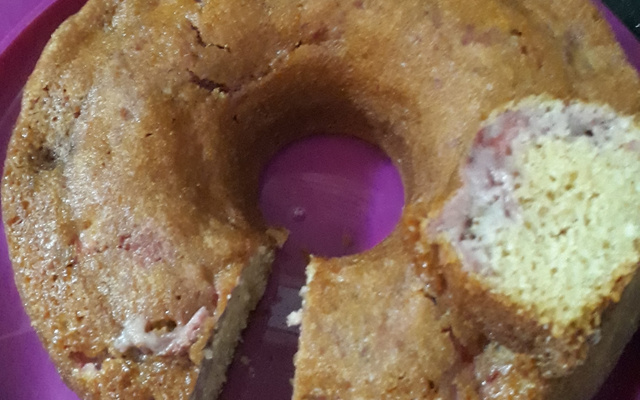 Bolo de morango rápido e fácil
