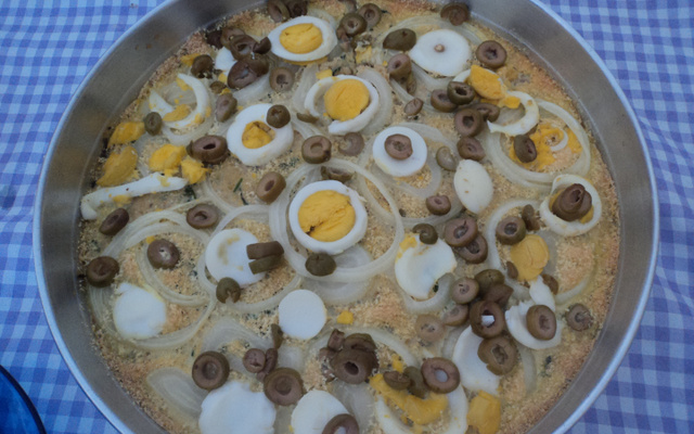 Torta de repolho com sobras de moqueca de peixe e atum