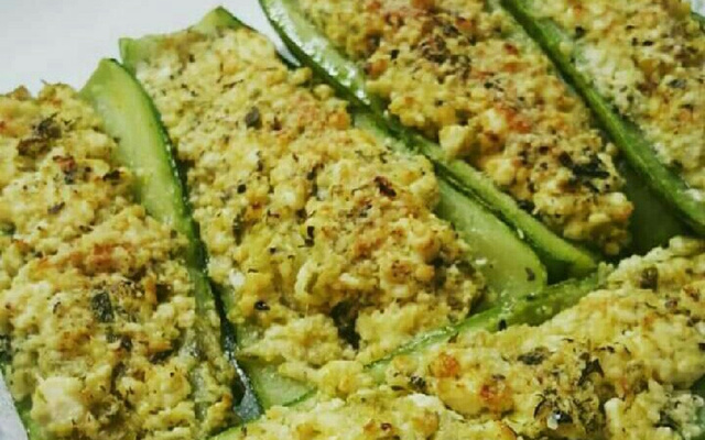 Abobrinha recheada com ricota