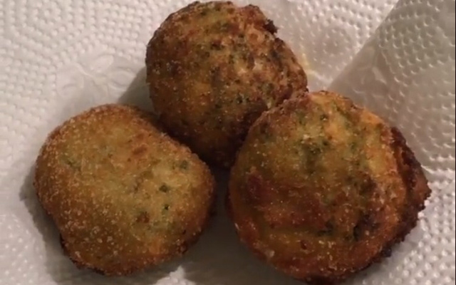 Bolinho de legumes com queijo branco