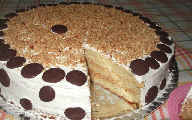 Bolo de coco recheado com doce de leite