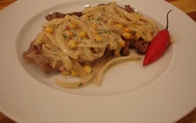 Bife acebolado com molho à México