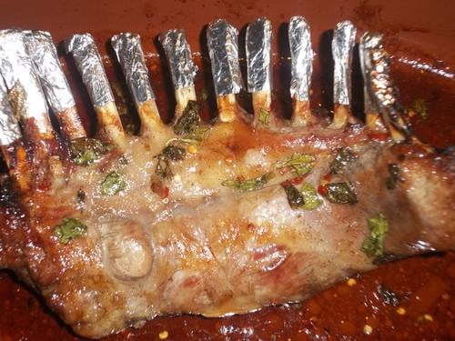 Lombo de cordeiro ao molho de mel e hortelã