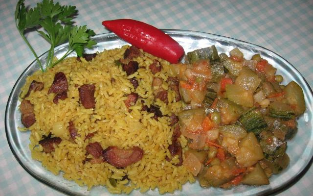 Maria Izabel com abobrinha refogada