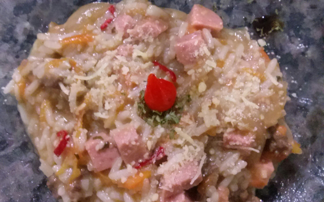 Carne fatiada com cebola e risoto chop suey