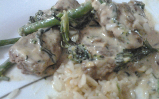 Carne com catupiry e brócolis