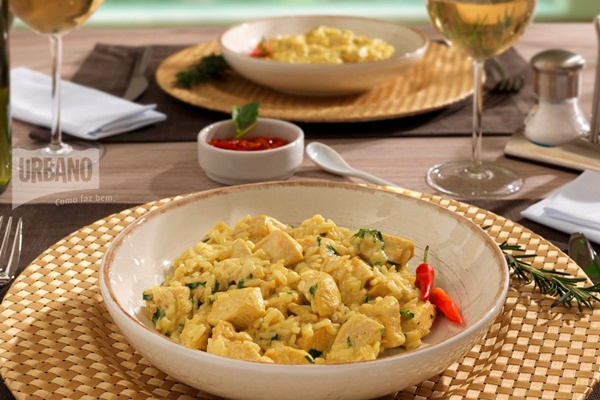 Arroz vitaminado urbano com frango ao curry