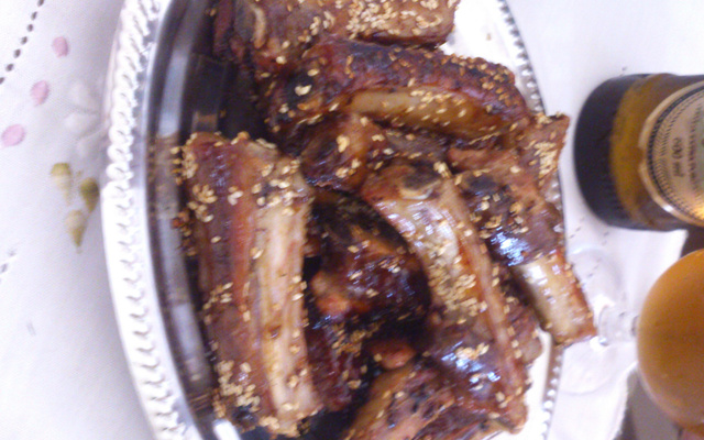 Costelinha de porco com mel e gergelim