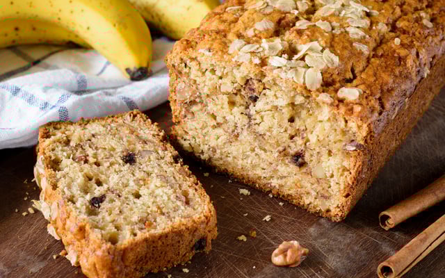Bolo de banana com aveia e farinha de rosca.