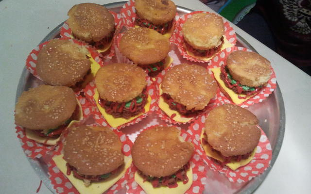 Cupcake com formato de hambúrguer