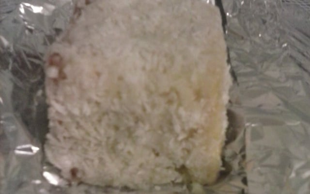 Bolo gelado de coco embrulhado