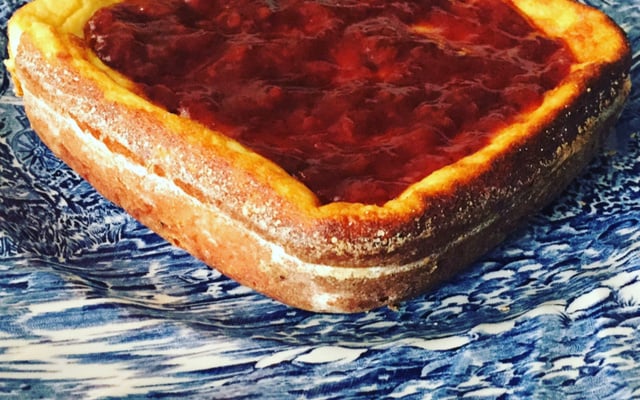 Torta diet de ricota com calda de goiaba