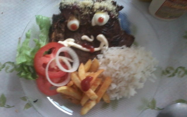 Bisteca bovina assada acompanhada de batata assada