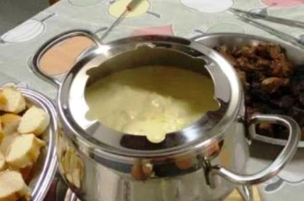 Fondue de queijo barato e fácil