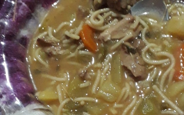 Canja de galinha com macarrão