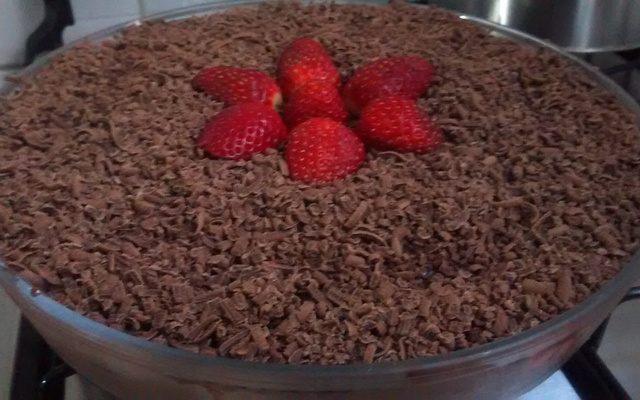 Torta de bolacha de chocolate com morangos