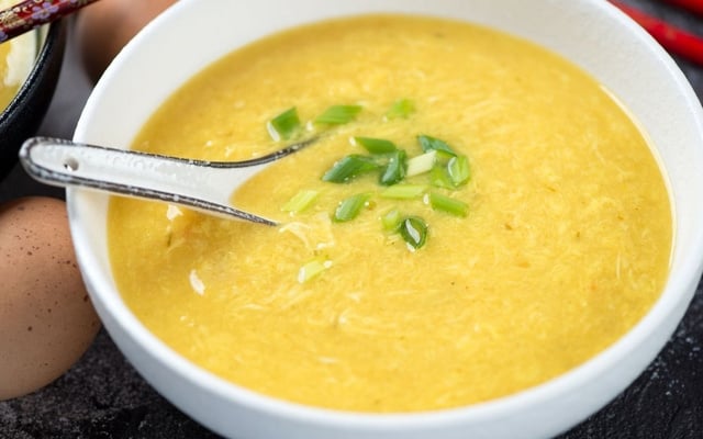 Caldo de batata e frango cremoso com cheiro-verde