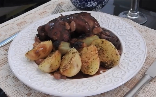 Frango ao vinho (coq au vin)