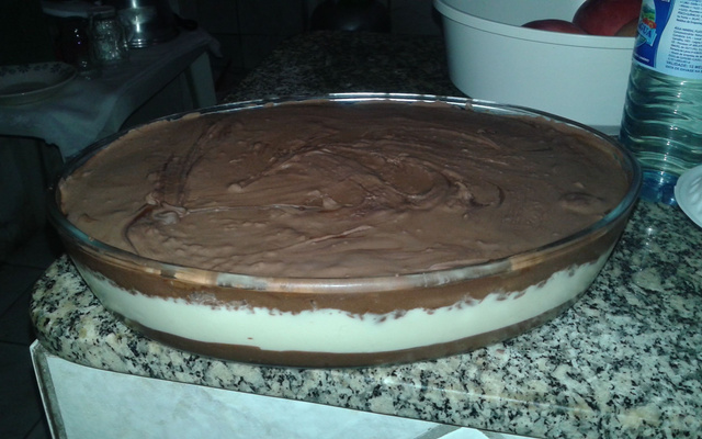 Paixão de chocolate com biscoito Maria e coco