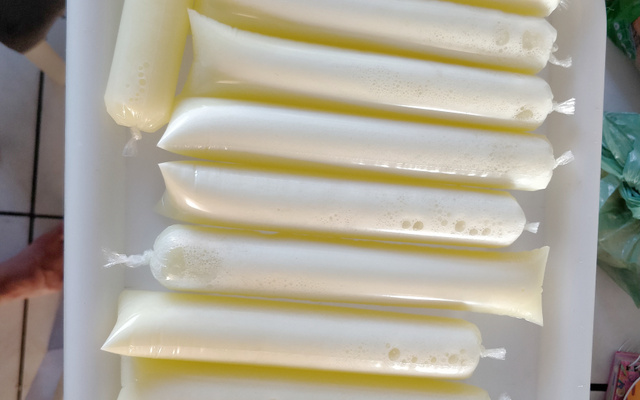 Geladinho de abacaxi ao leite