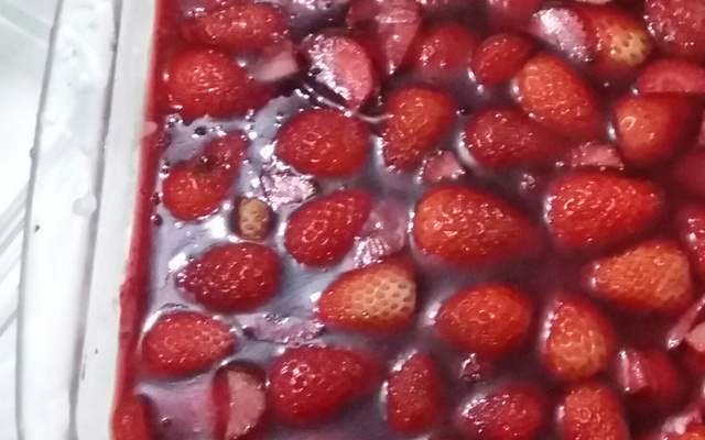 Torta de gelatina com morangos