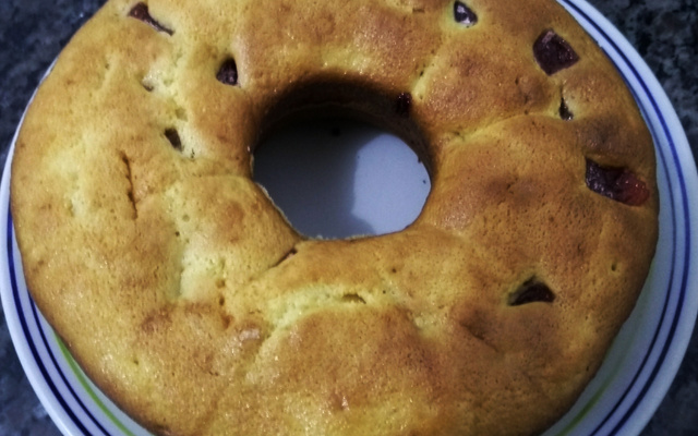 Bolo de fubá com goiabada delicioso