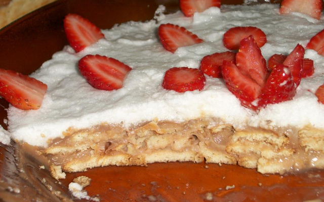 Pavê rápido de brigadeiro e morango