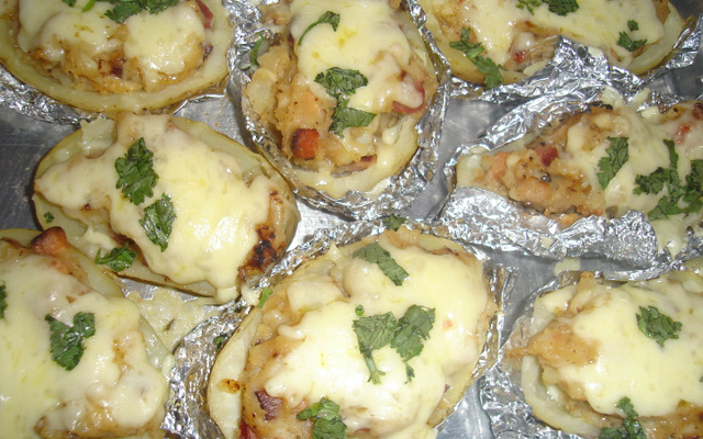 Batata no forno com bacon e queio