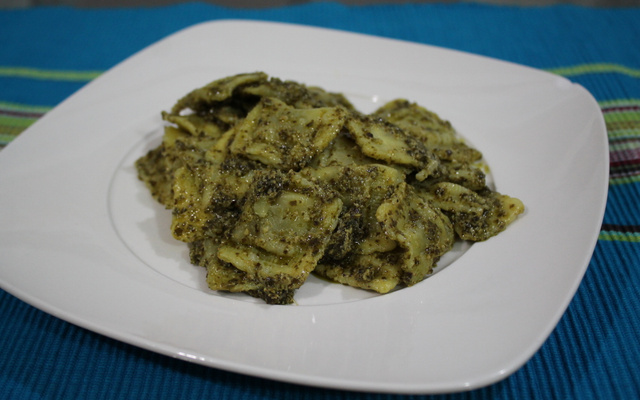 Ravióli de frango ao pesto