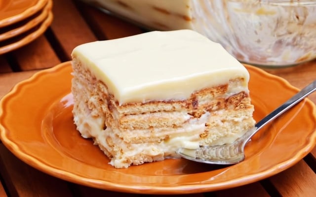 Pavê de bolacha molhadinho com fatia cortada sem desmanchar