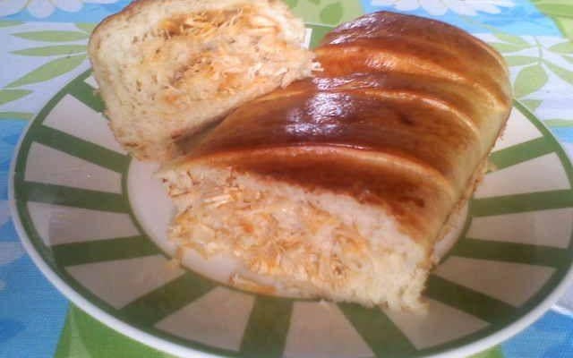 Pão de batata recheado com frango e queijo