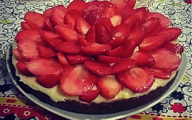 Torta de leite em pó com morangos
