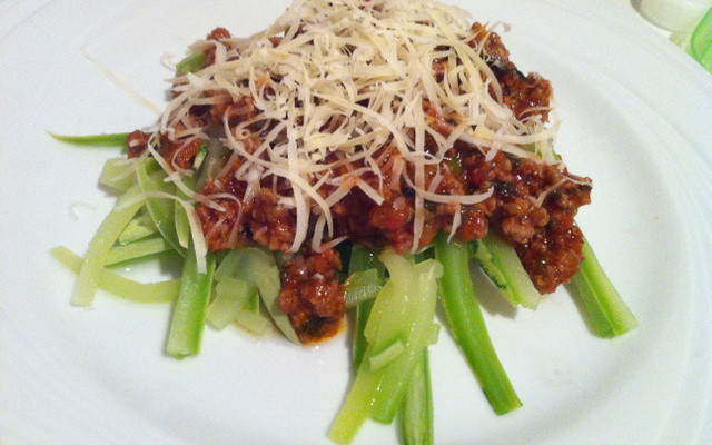 Espaguete de abobrinha ao molho bolonhesa