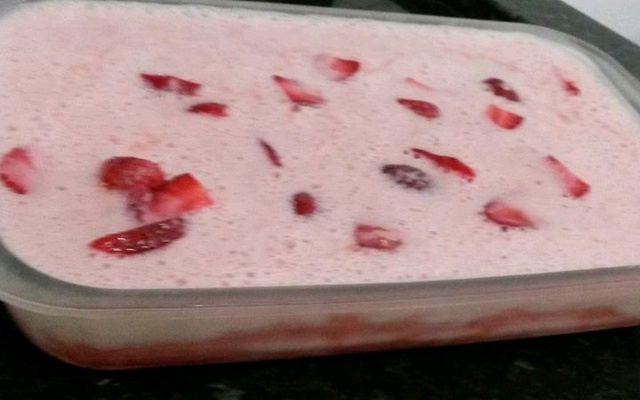 Picolé fruttare de morango na travessa