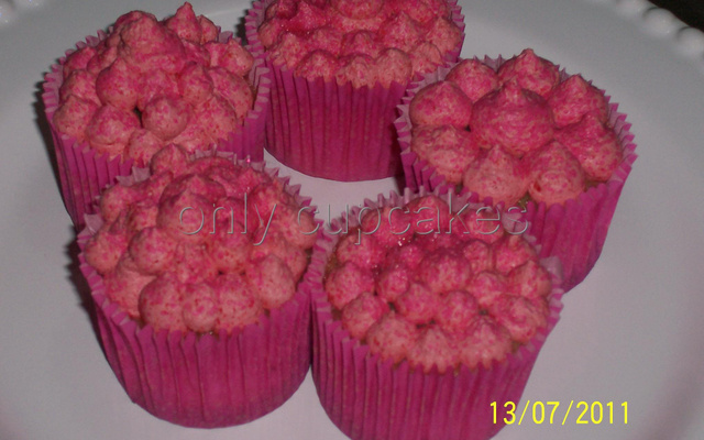 Cupcakes de frutas vermelhas cobertos com chantilly de morango