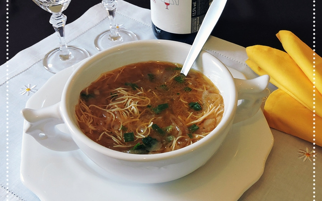 Sopa de cebola e macarrão