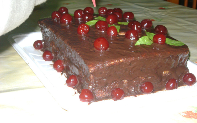 Bolo de chocolate com cereja banhado ao vinho e calda de cereja