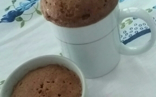 Bolo de caneca com refrigerante de cola
