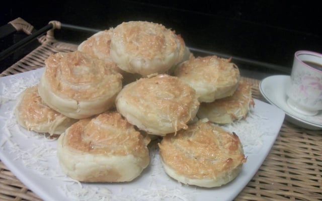 Enroladinho de coco com massa folhada