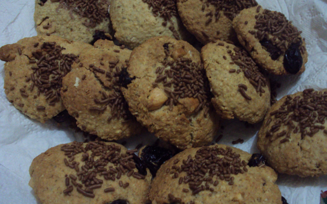 Cookie de aveia com passas, granulado e castanhas