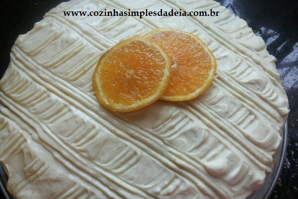 Bolo de liquidificador de laranja com recheio e cobertura de mousse