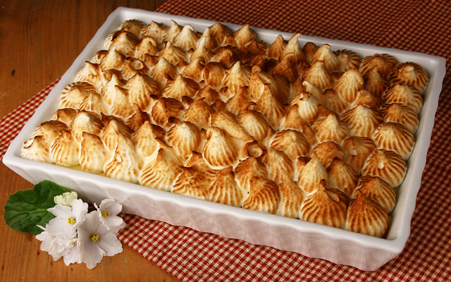 Chico balanceado com banana