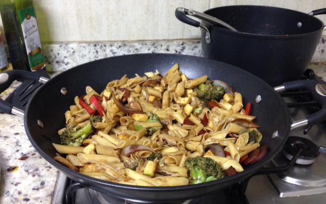 Macarrão com legumes ao shoyu na wok