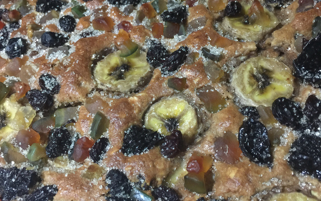 Bolo integral de banana com frutas cristalizadas e ameixa